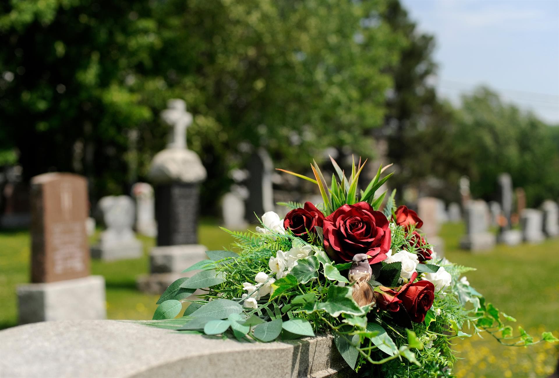 Trabajos de arte floral funerario en Ourense